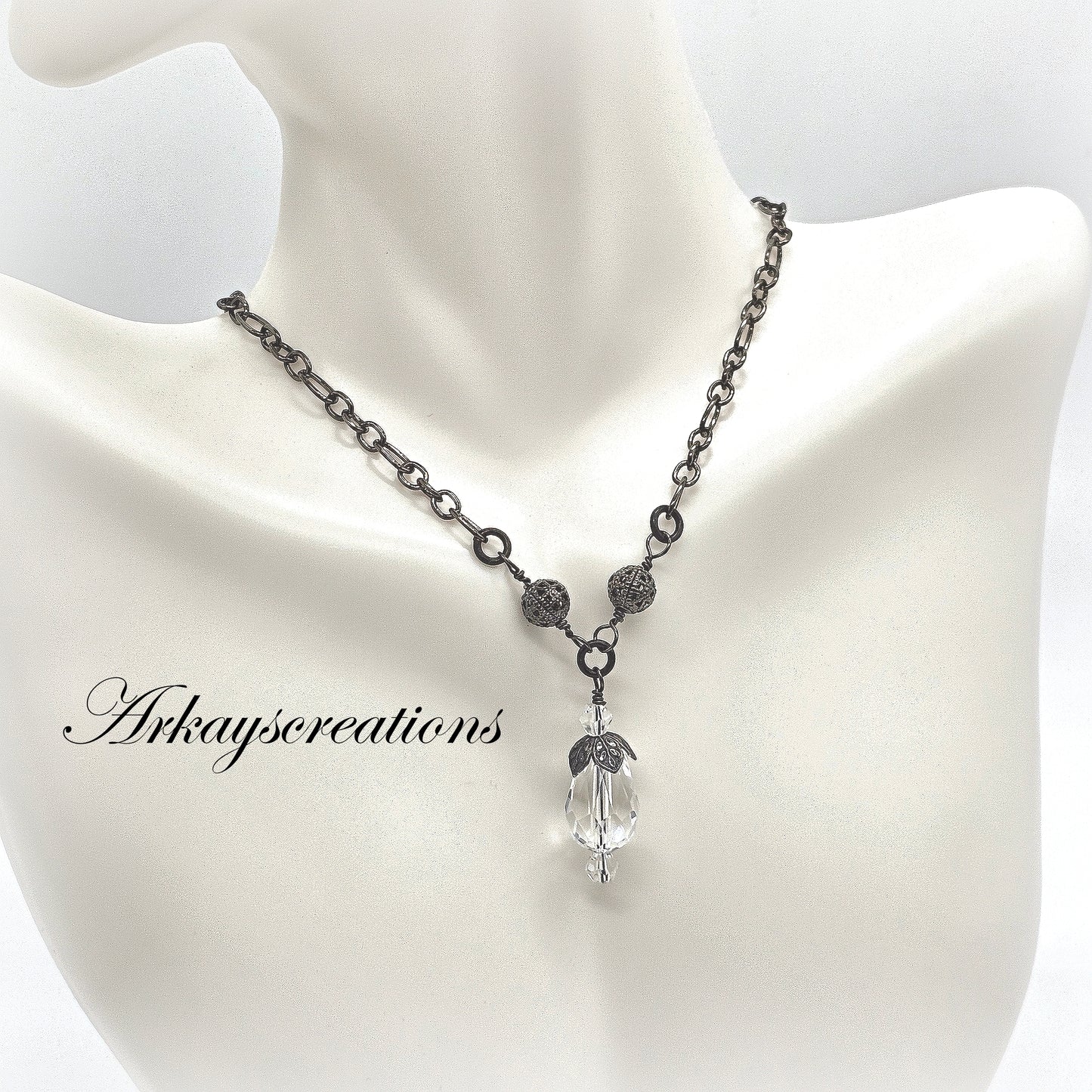 Sparkling Crystal Teardrop Pendant Necklace: A Timeless Gift Idea